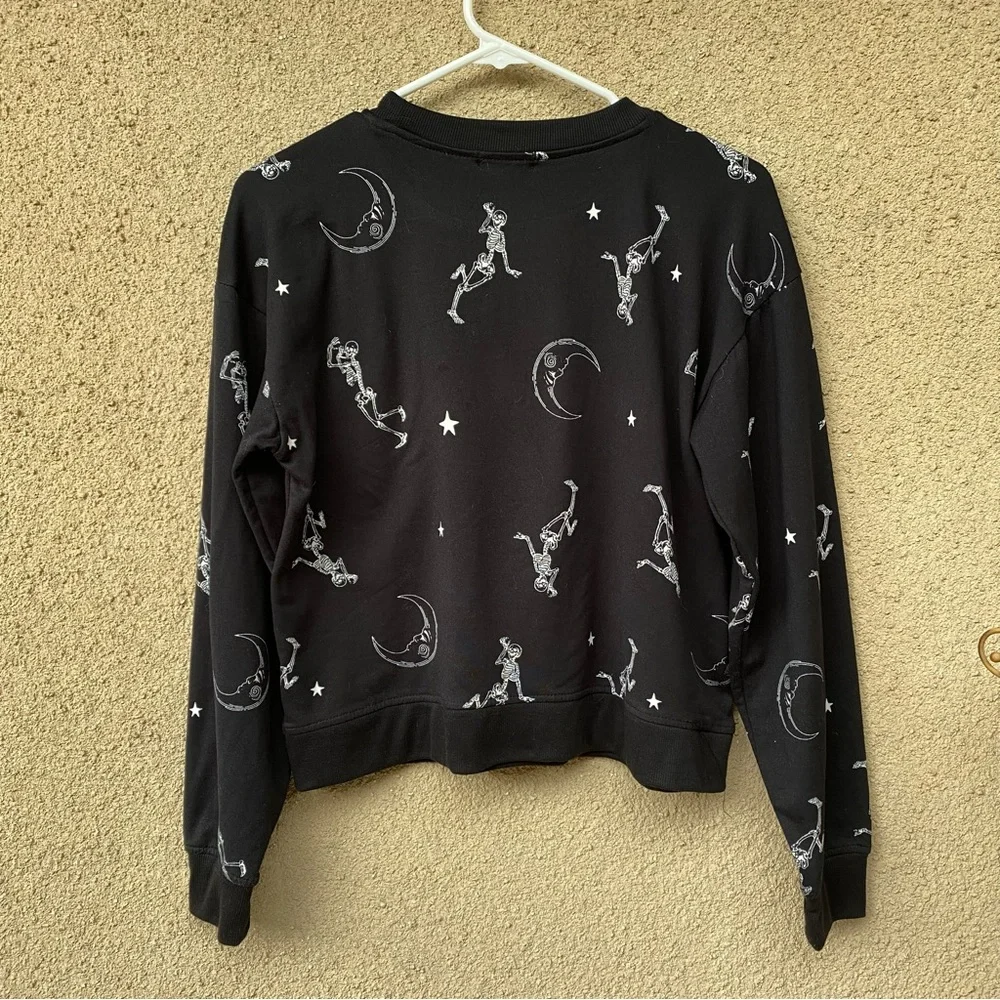 Halloween Black and White Skeleton Crewneck Sweater soft size medium - Picture 4 of 5